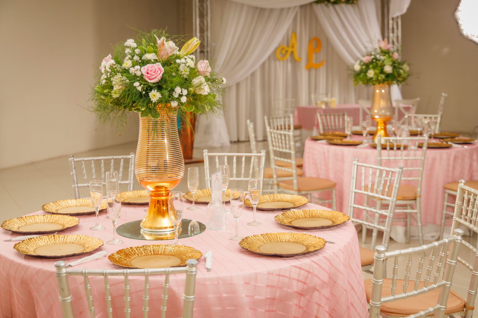 Mesa decorada con flores en el salón de Casa D'Ana
