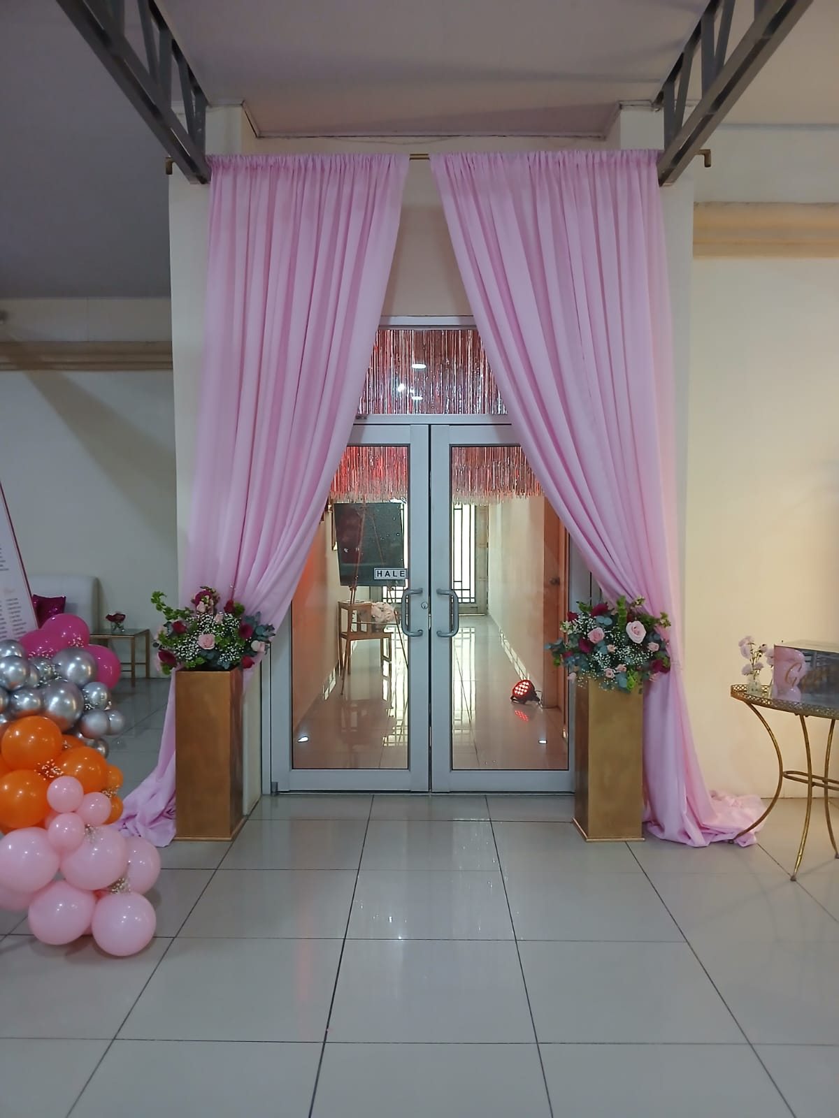 Entrada decorada en tonos rosa