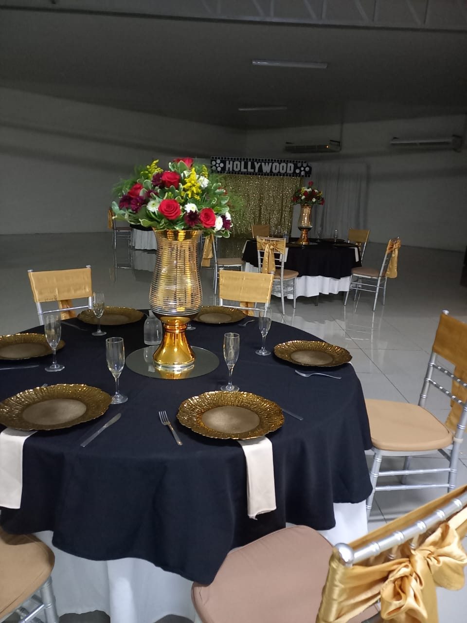 Mesa elegante en tonos oscuros