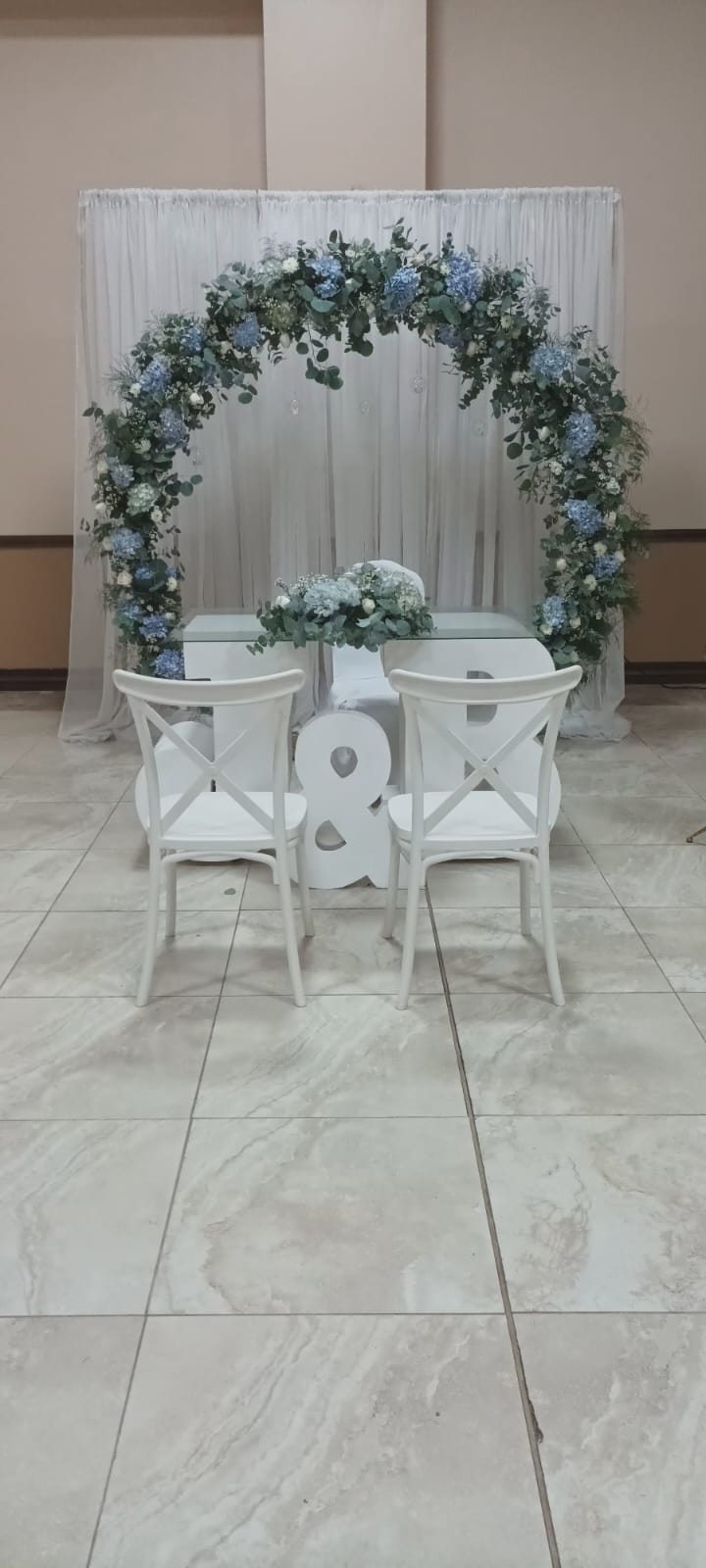 Escenario blanco con follaje