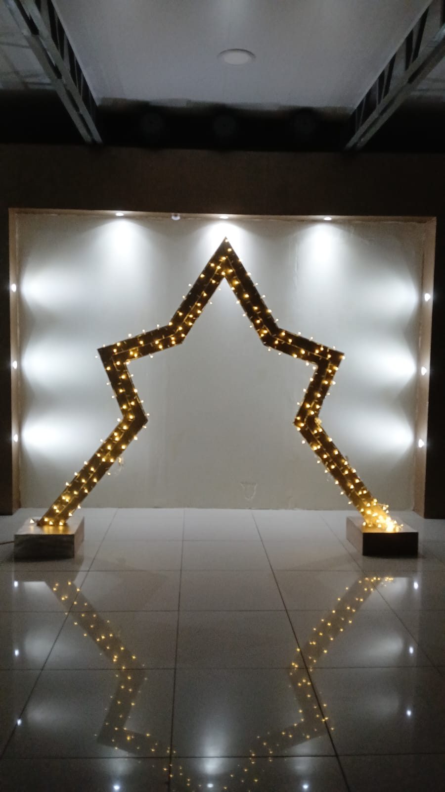 Arco iluminado en forma de estrella
