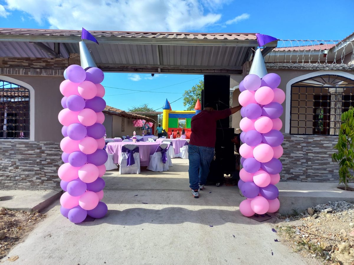 Evento al aire libre en tonos morados