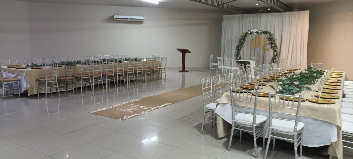Salón preparado para banquete