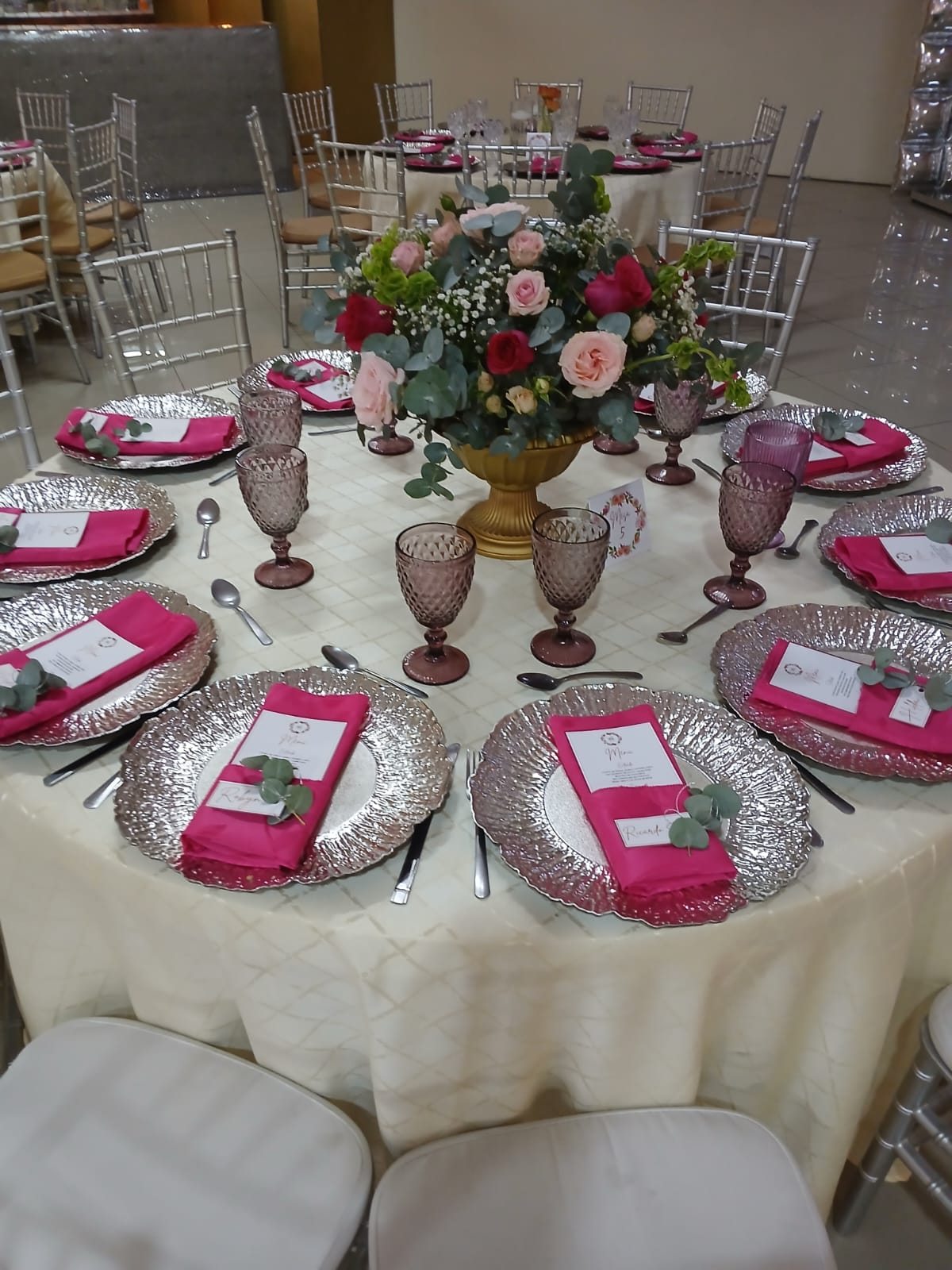 Mesa floral en tonos rosa