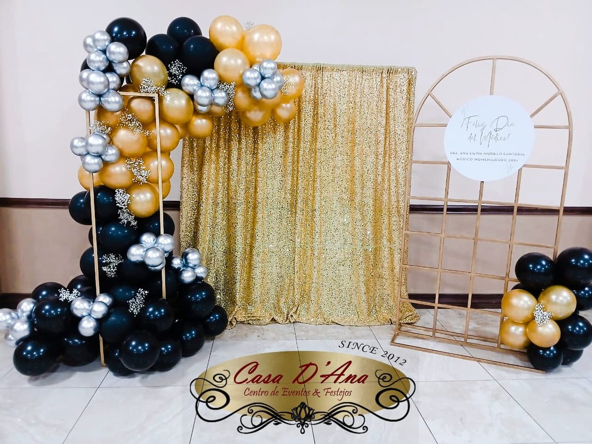 Decoración de globos dorados y negros