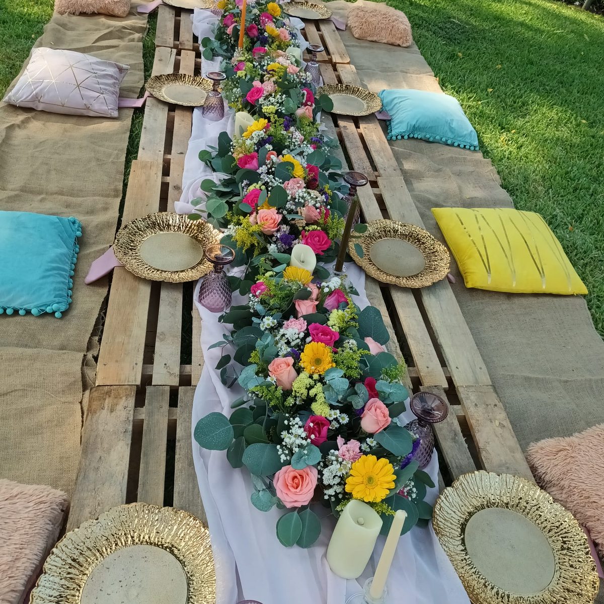 Mesa floral al aire libre