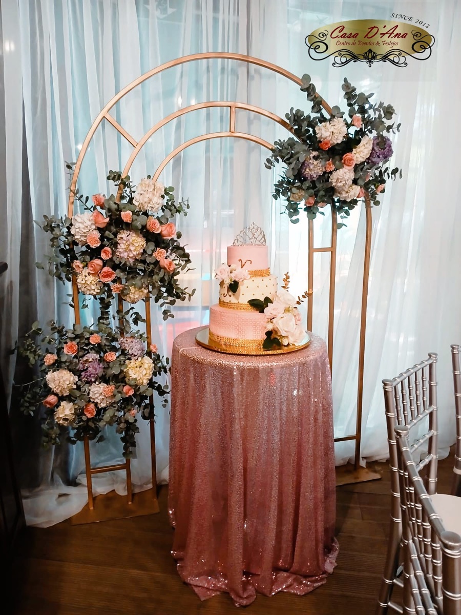 Mesa decorada con pastel