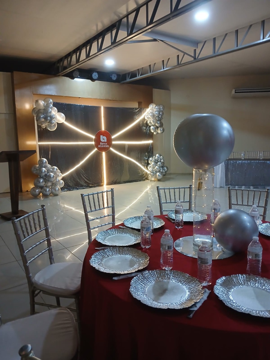 Mesa formal en tonos rojos