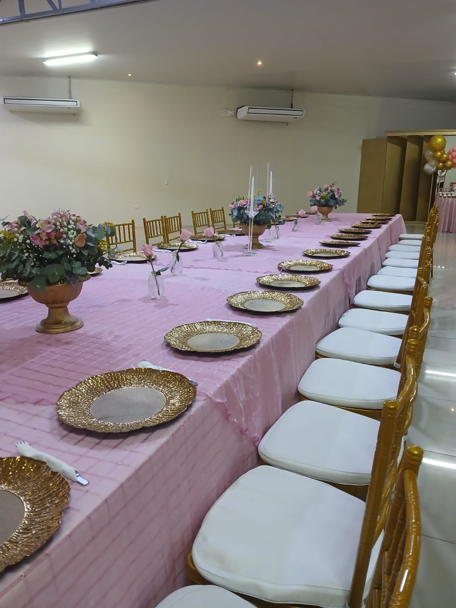 Mesa larga decorada en tonos rosados