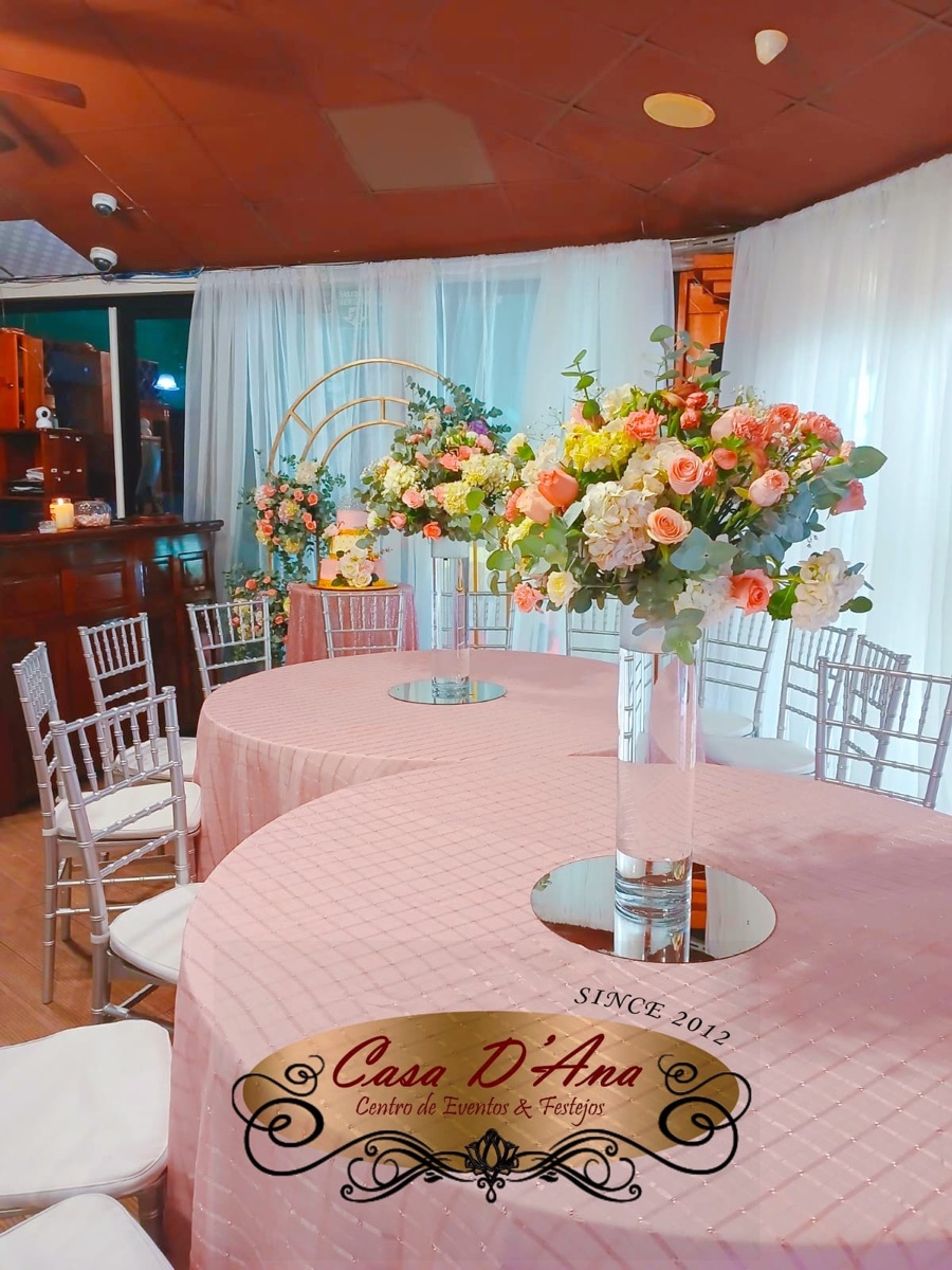 Mesa con arreglo floral para celebración