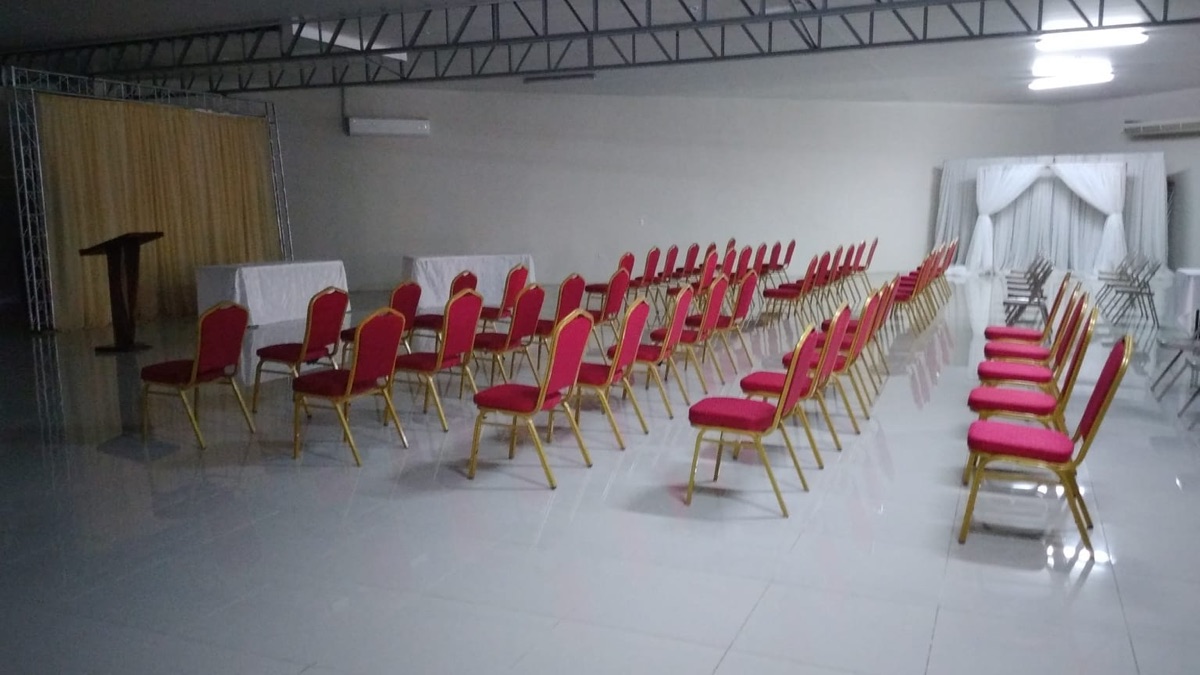 Montaje de ceremonia con sillas rojas