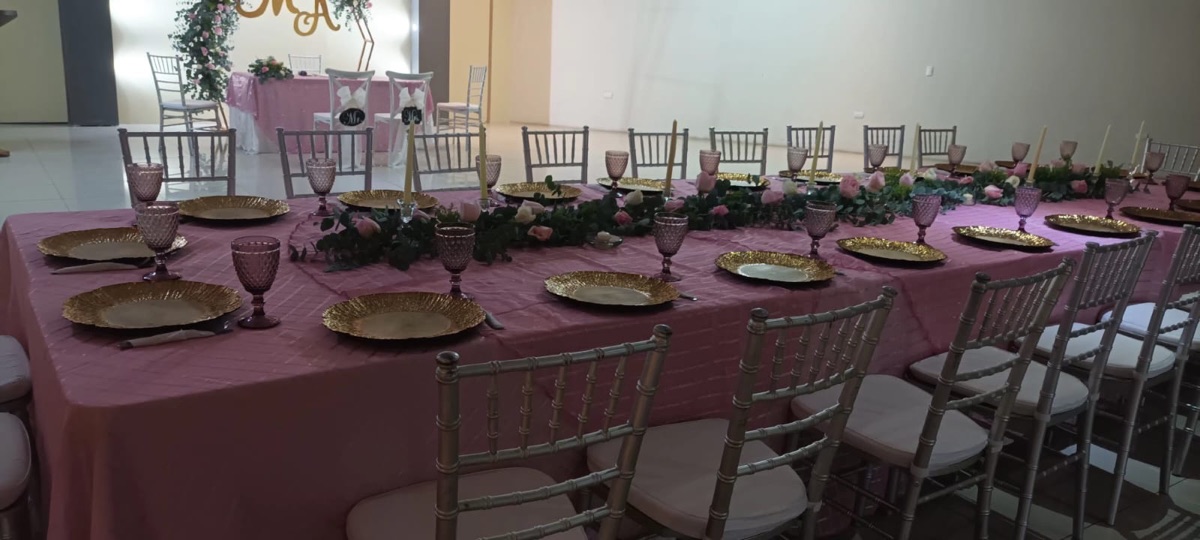 Mesa larga decorada en tonos morados