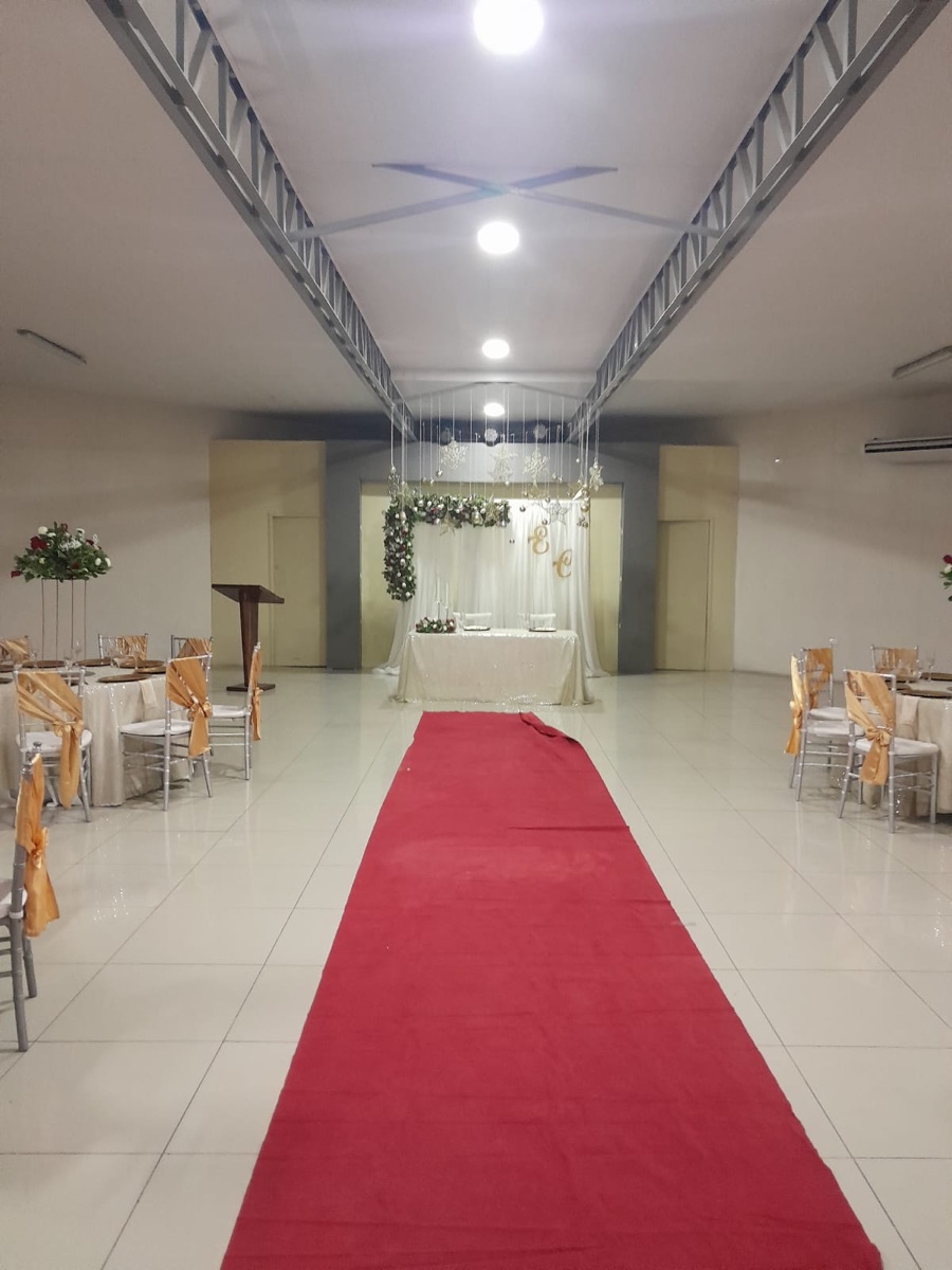 Pasillo ceremonial con alfombra roja