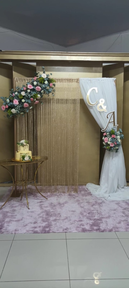 Entrada decorada con flores blancas
