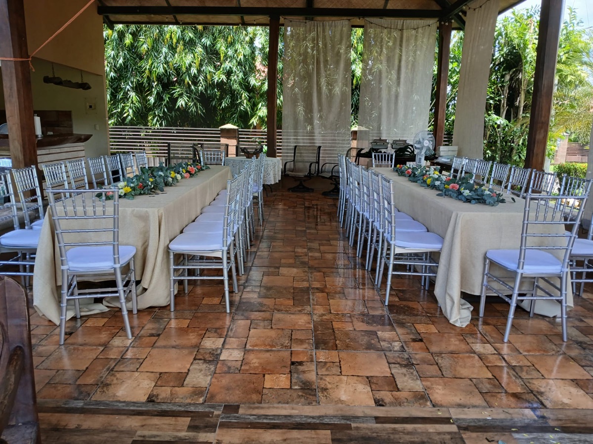Mesa exterior preparada para evento