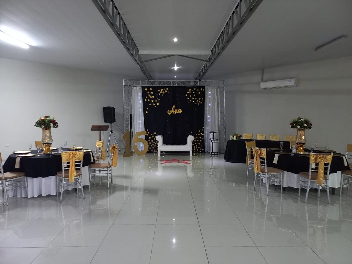 Salón actual preparado para un evento